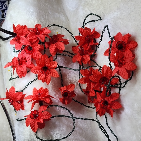 Vintage Silk Poinsettia lights - Picture 2 of 12